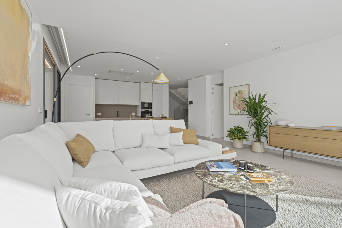 Lujo en Benidorm: Villas con vistas panorámicas, Villas de lujo en Benidorm, Alicante. Vistas panorámicas, privacidad y diseño exclusivo. 3-4 dormitorios, piscina y jardines. ¡Oportunidad única!