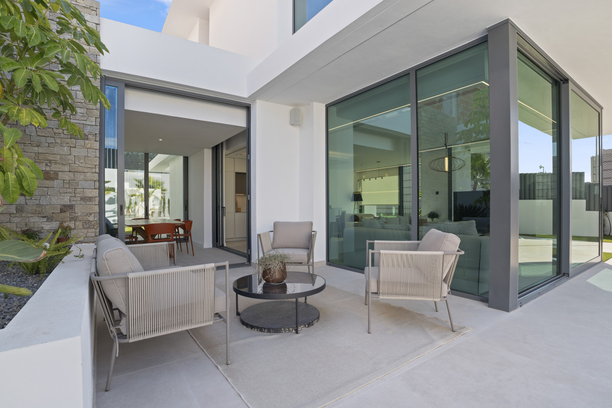 Lujo en Benidorm: Villas con vistas panorámicas, Villas de lujo en Benidorm, Alicante. Vistas panorámicas, privacidad y diseño exclusivo. 3-4 dormitorios, piscina y jardines. ¡Oportunidad única!