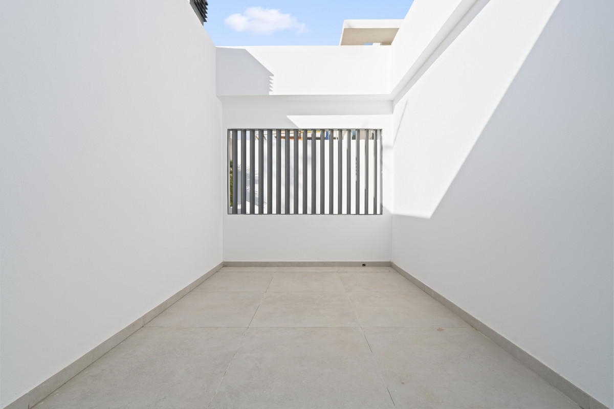 Lujo en Benidorm: Villas con vistas panorámicas, Villas de lujo en Benidorm, Alicante. Vistas panorámicas, privacidad y diseño exclusivo. 3-4 dormitorios, piscina y jardines. ¡Oportunidad única!