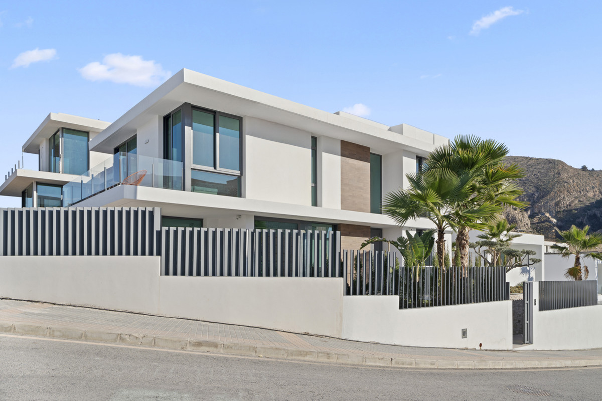 Lujo en Benidorm: Villas con vistas panorámicas, Villas de lujo en Benidorm, Alicante. Vistas panorámicas, privacidad y diseño exclusivo. 3-4 dormitorios, piscina y jardines. ¡Oportunidad única!