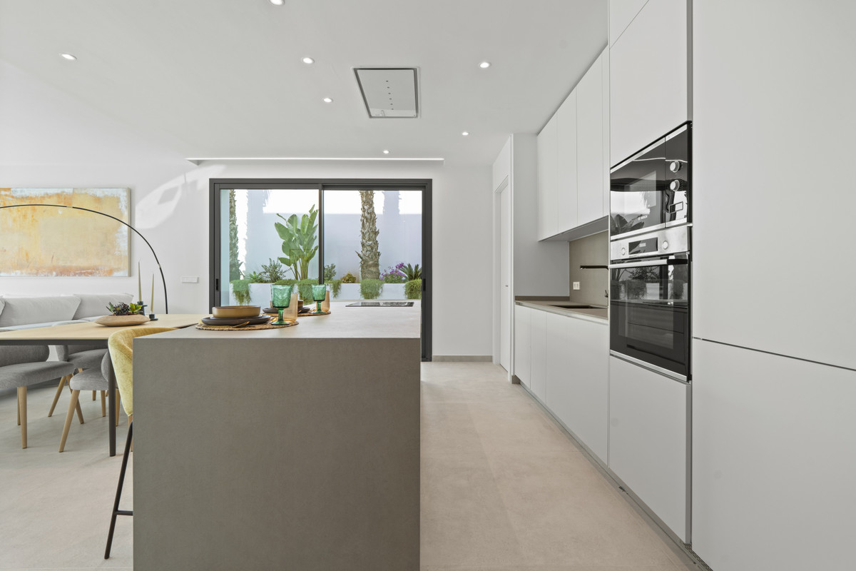 Lujo en Benidorm: Villas con vistas panorámicas, Villas de lujo en Benidorm, Alicante. Vistas panorámicas, privacidad y diseño exclusivo. 3-4 dormitorios, piscina y jardines. ¡Oportunidad única!