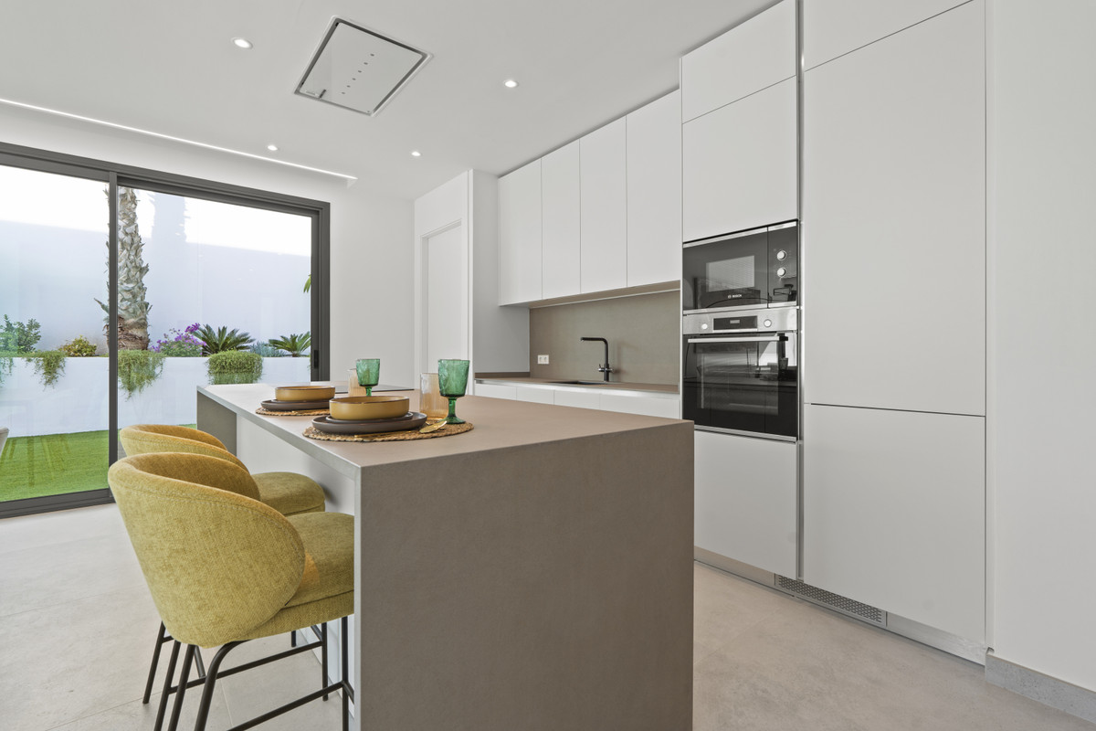 Lujo en Benidorm: Villas con vistas panorámicas, Villas de lujo en Benidorm, Alicante. Vistas panorámicas, privacidad y diseño exclusivo. 3-4 dormitorios, piscina y jardines. ¡Oportunidad única!