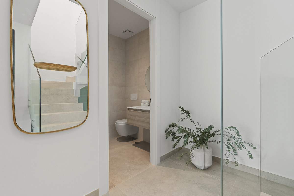 Lujo en Benidorm: Villas con vistas panorámicas, Villas de lujo en Benidorm, Alicante. Vistas panorámicas, privacidad y diseño exclusivo. 3-4 dormitorios, piscina y jardines. ¡Oportunidad única!