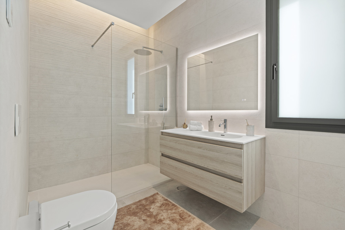 Lujo en Benidorm: Villas con vistas panorámicas, Villas de lujo en Benidorm, Alicante. Vistas panorámicas, privacidad y diseño exclusivo. 3-4 dormitorios, piscina y jardines. ¡Oportunidad única!