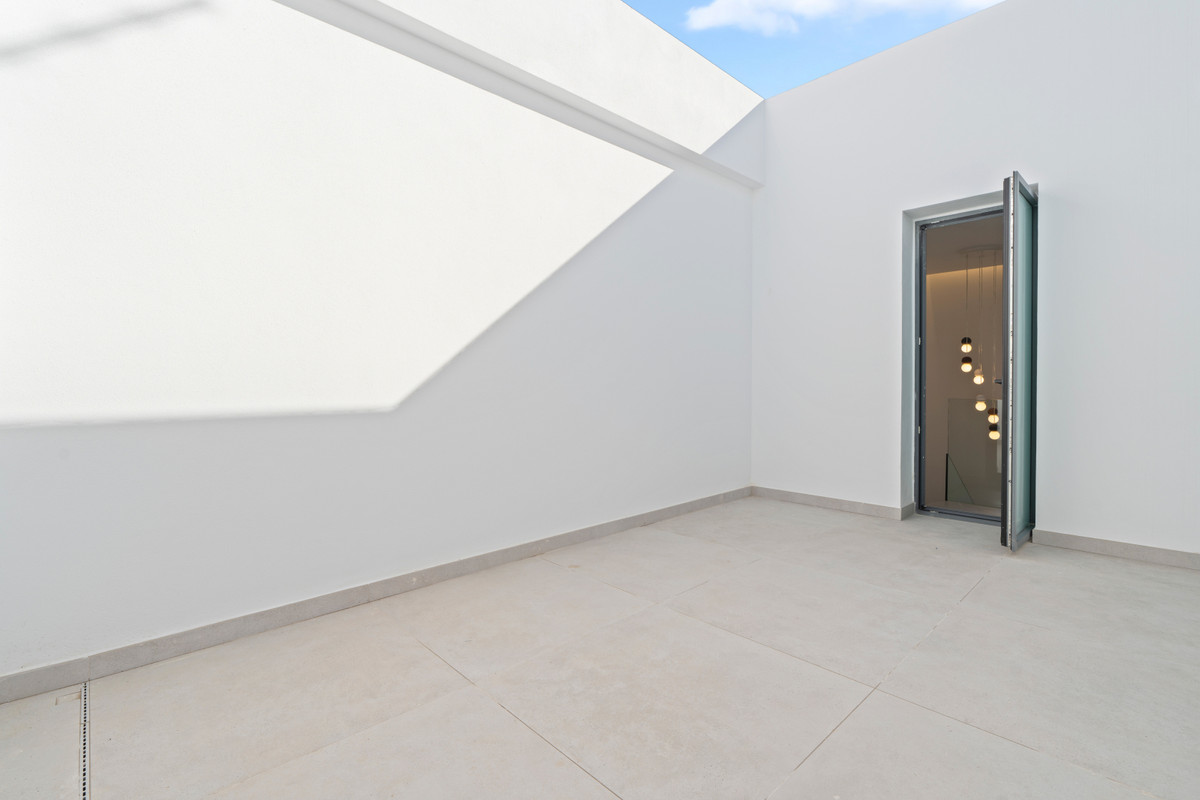 Lujo en Benidorm: Villas con vistas panorámicas, Villas de lujo en Benidorm, Alicante. Vistas panorámicas, privacidad y diseño exclusivo. 3-4 dormitorios, piscina y jardines. ¡Oportunidad única!