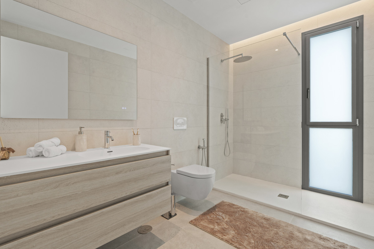 Lujo en Benidorm: Villas con vistas panorámicas, Villas de lujo en Benidorm, Alicante. Vistas panorámicas, privacidad y diseño exclusivo. 3-4 dormitorios, piscina y jardines. ¡Oportunidad única!