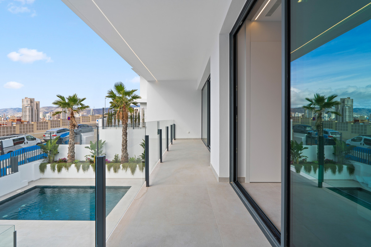 Lujo en Benidorm: Villas con vistas panorámicas, Villas de lujo en Benidorm, Alicante. Vistas panorámicas, privacidad y diseño exclusivo. 3-4 dormitorios, piscina y jardines. ¡Oportunidad única!