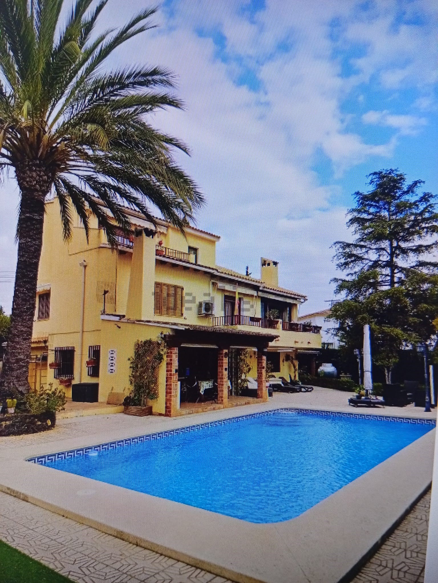 Villa de Lujo en La Nucía: Estilo Mediterráneo, Exclusiva villa en La Nucía, Alicante. 4 hab, 3 baños, 450m². Lujo mediterráneo, piscina, vistas al mar. ¡Tu oasis privado!