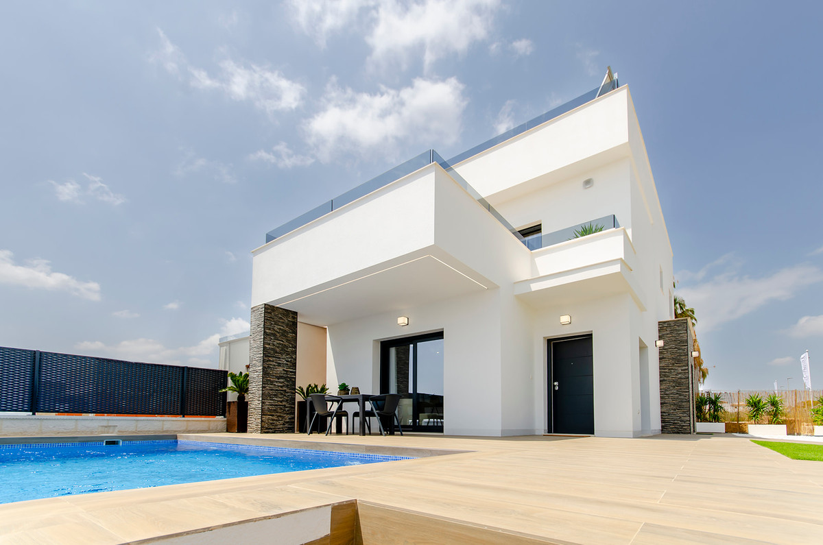 Villa de lujo en Orihuela: Golf, playa y energía A, Villas de lujo en Entrenaranjos, Orihuela. 3 hab, 2 baños, piscina privada. Cerca de golf, playas y servicios. ¡Oferta especial!