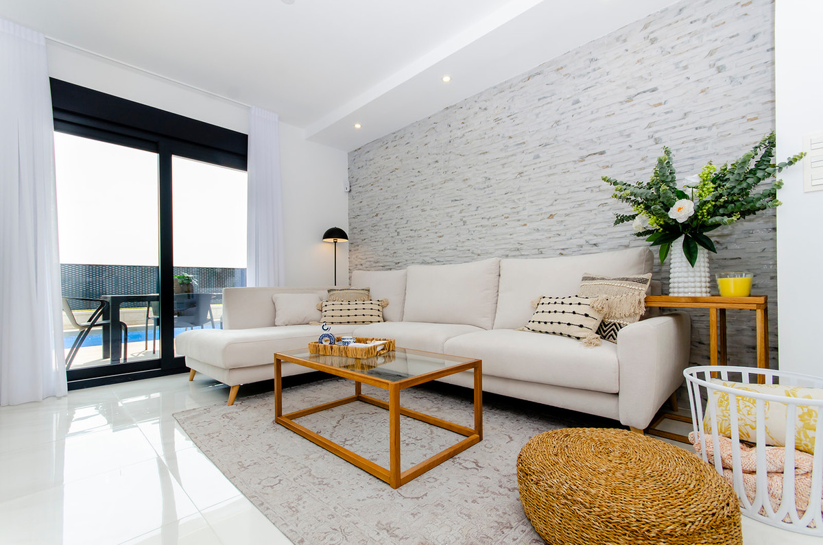 Villa de lujo en Orihuela: Golf, playa y energía A, Villas de lujo en Entrenaranjos, Orihuela. 3 hab, 2 baños, piscina privada. Cerca de golf, playas y servicios. ¡Oferta especial!