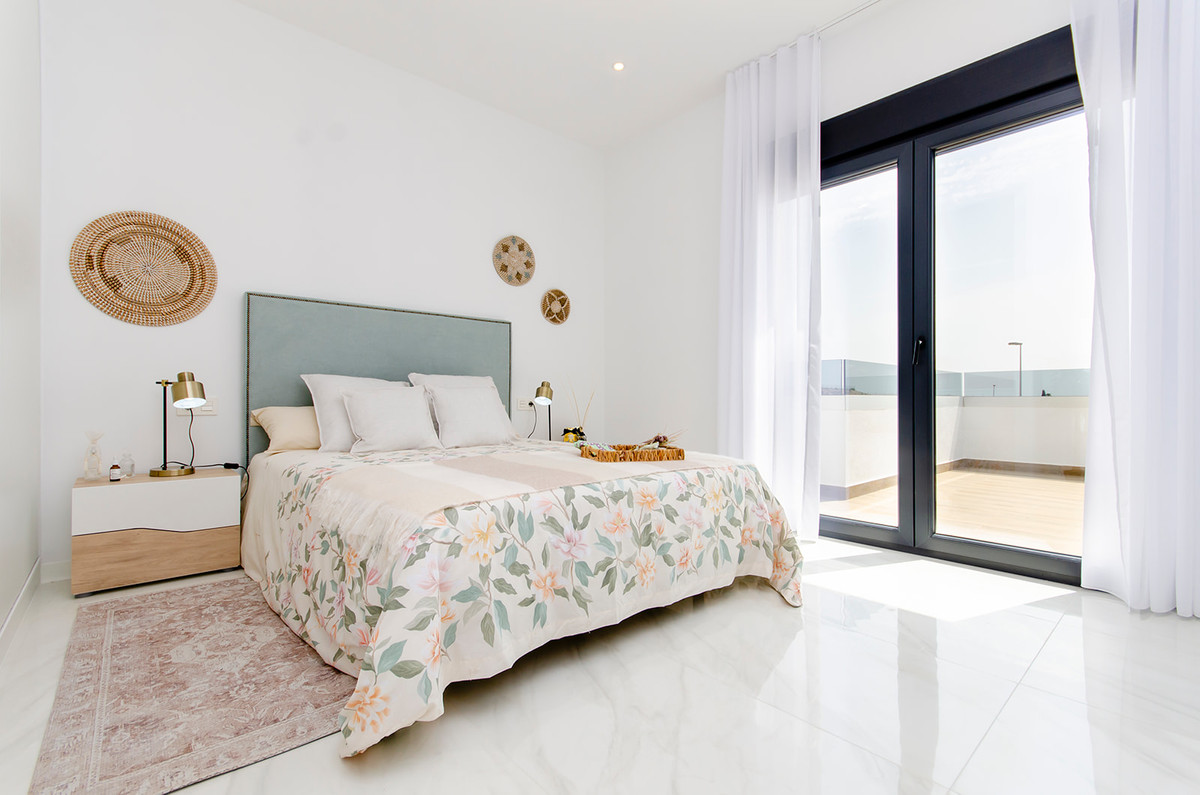 Villa de lujo en Orihuela: Golf, playa y energía A, Villas de lujo en Entrenaranjos, Orihuela. 3 hab, 2 baños, piscina privada. Cerca de golf, playas y servicios. ¡Oferta especial!