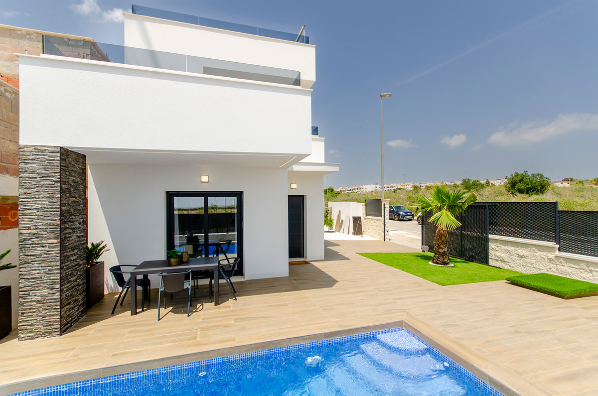Villa de lujo en Orihuela: Golf, playa y energía A, Villas de lujo en Entrenaranjos, Orihuela. 3 hab, 2 baños, piscina privada. Cerca de golf, playas y servicios. ¡Oferta especial!