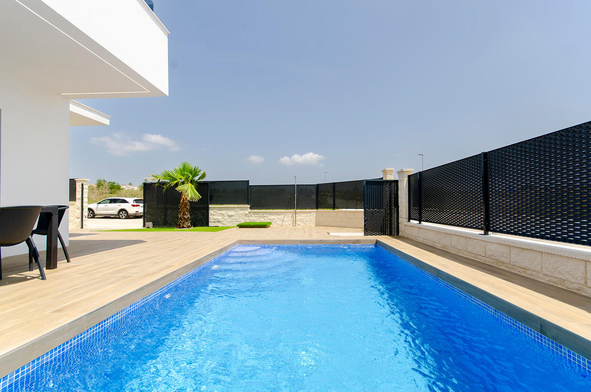 Villa de lujo en Orihuela: Golf, playa y energía A, Villas de lujo en Entrenaranjos, Orihuela. 3 hab, 2 baños, piscina privada. Cerca de golf, playas y servicios. ¡Oferta especial!