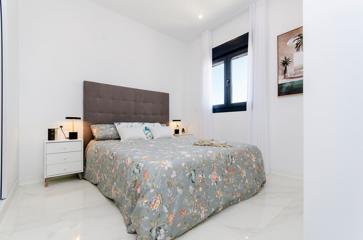Villa de lujo en Orihuela: Golf, playa y energía A, Villas de lujo en Entrenaranjos, Orihuela. 3 hab, 2 baños, piscina privada. Cerca de golf, playas y servicios. ¡Oferta especial!