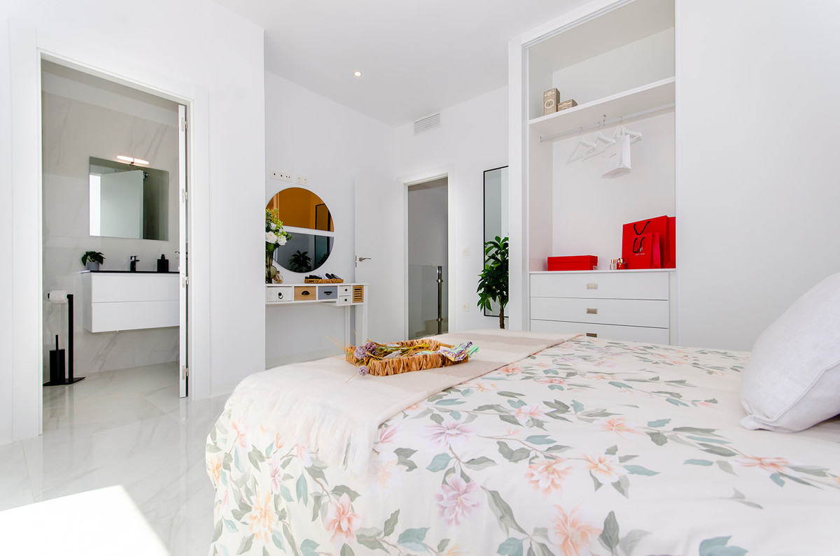 Villa de lujo en Orihuela: Golf, playa y energía A, Villas de lujo en Entrenaranjos, Orihuela. 3 hab, 2 baños, piscina privada. Cerca de golf, playas y servicios. ¡Oferta especial!