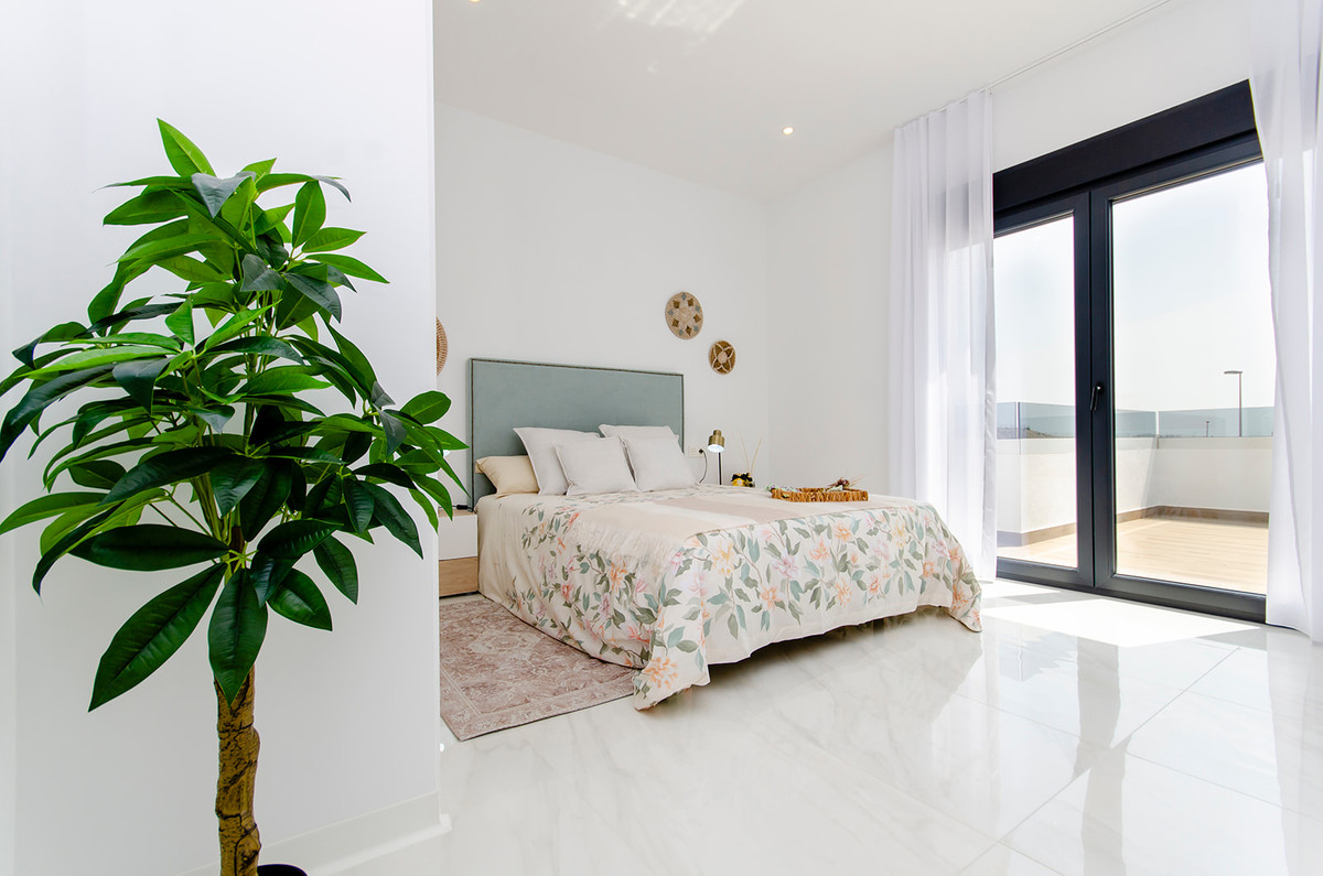 Villa de lujo en Orihuela: Golf, playa y energía A, Villas de lujo en Entrenaranjos, Orihuela. 3 hab, 2 baños, piscina privada. Cerca de golf, playas y servicios. ¡Oferta especial!