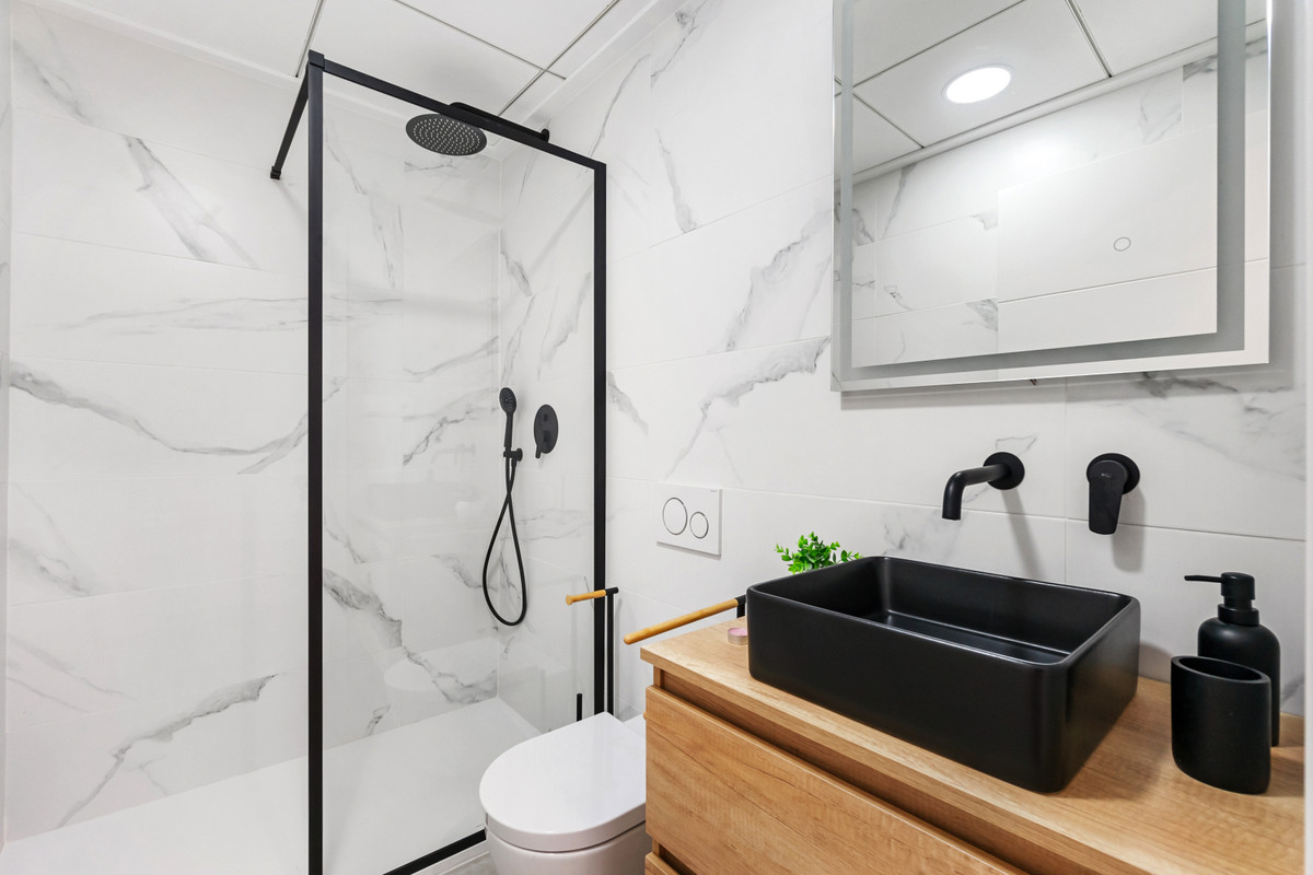 Tu oasis moderno en San Javier, Descubre exclusivos apartamentos en San Javier, Murcia. 3 hab, 2 baños, terrazas y áticos con solárium. Vive en la Costa Cálida con diseño y confort.