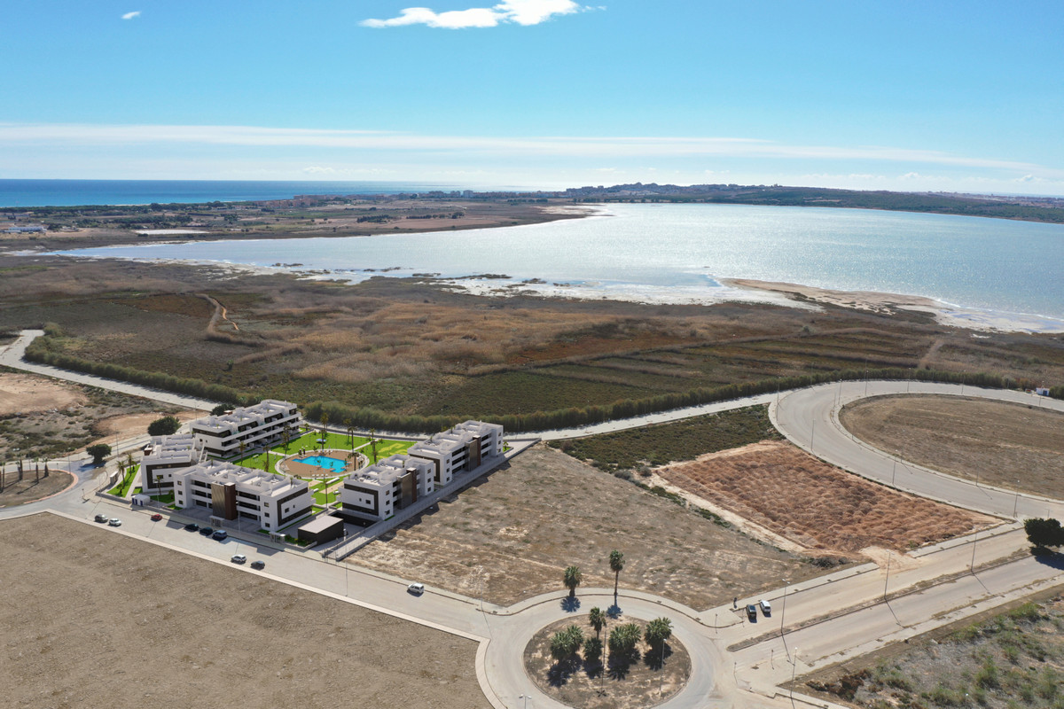 Tu oasis mediterráneo en Guardamar: ¡Vive el lujo!, Apartamentos de ensueño en El Raso, Guardamar. Piscina, spa, garaje. ¡Vive el Mediterráneo con estilo y confort!