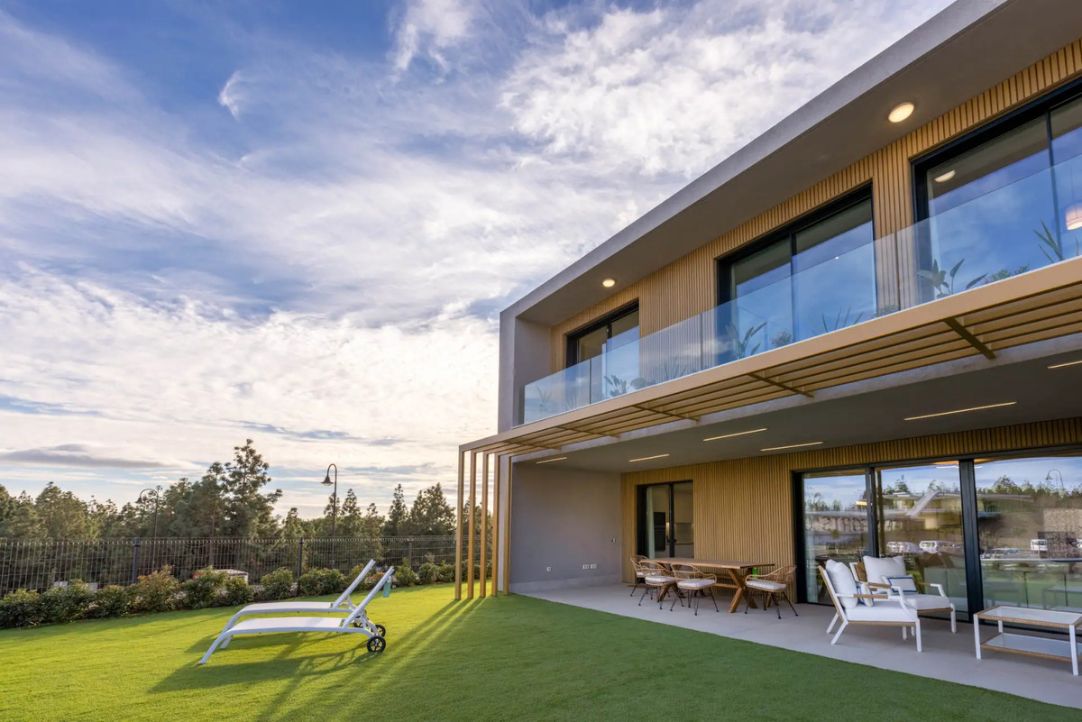 Vivienda mediterránea de lujo en Mijas: ¡Lista para entrar a vivir!, Casas adosadas de 3 dormitorios en Mijas, Málaga. Urbanización exclusiva, a 5 min de la playa y golf. Lujo, piscina y spa. ¡Estilo de vida mediterráneo!