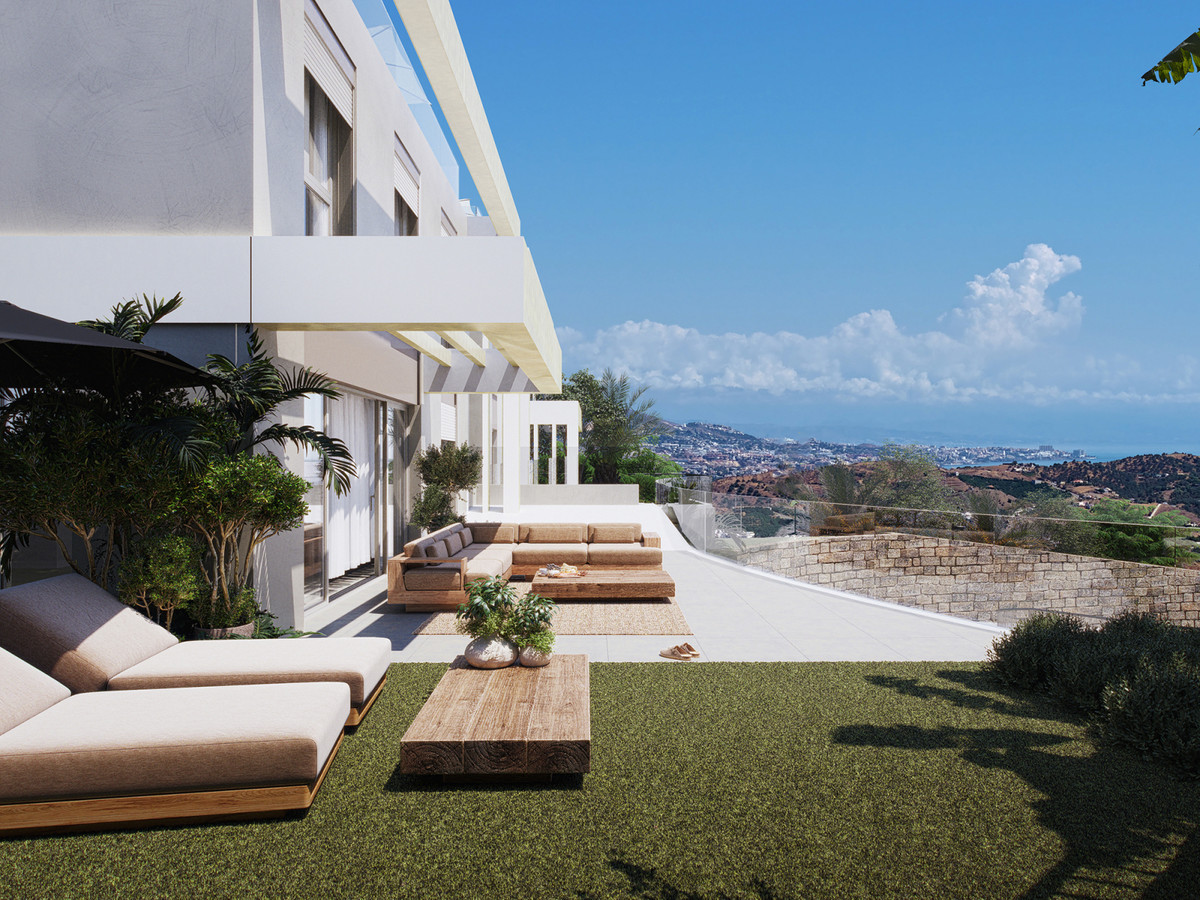 Villa de lujo en Mijas: vistas y confort., Espectacular villa de lujo en Mijas, Málaga. 4 dormitorios, vistas abiertas y diseño moderno. Cerca de la costa y con acceso a AP-7. ¡Su paraíso andaluz!