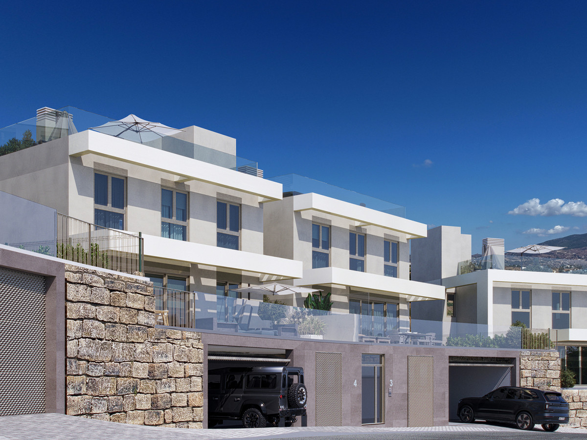 Villa de lujo en Mijas: vistas y confort., Espectacular villa de lujo en Mijas, Málaga. 4 dormitorios, vistas abiertas y diseño moderno. Cerca de la costa y con acceso a AP-7. ¡Su paraíso andaluz!