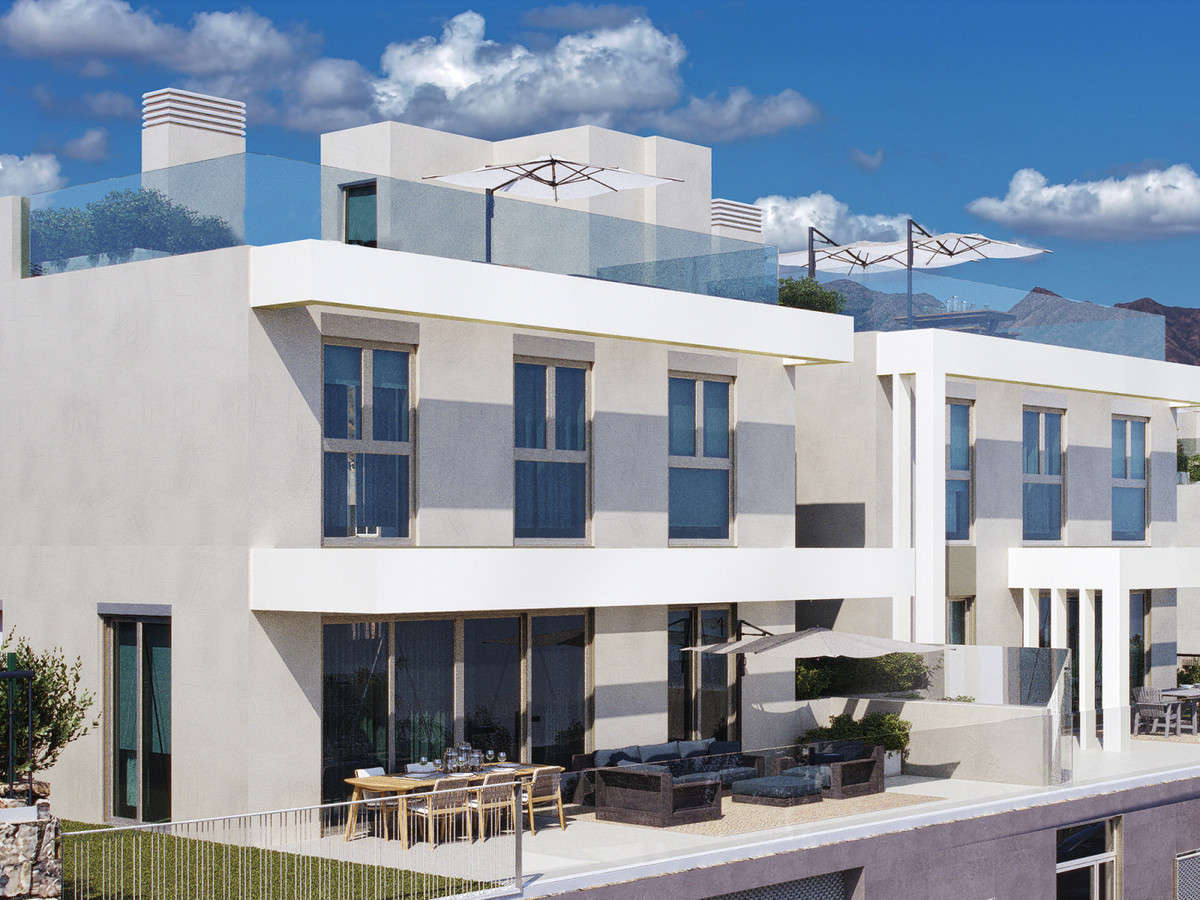 Villa de lujo en Mijas: vistas y confort., Espectacular villa de lujo en Mijas, Málaga. 4 dormitorios, vistas abiertas y diseño moderno. Cerca de la costa y con acceso a AP-7. ¡Su paraíso andaluz!