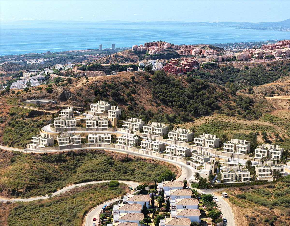 Villa de lujo en Mijas: vistas y confort., Espectacular villa de lujo en Mijas, Málaga. 4 dormitorios, vistas abiertas y diseño moderno. Cerca de la costa y con acceso a AP-7. ¡Su paraíso andaluz!