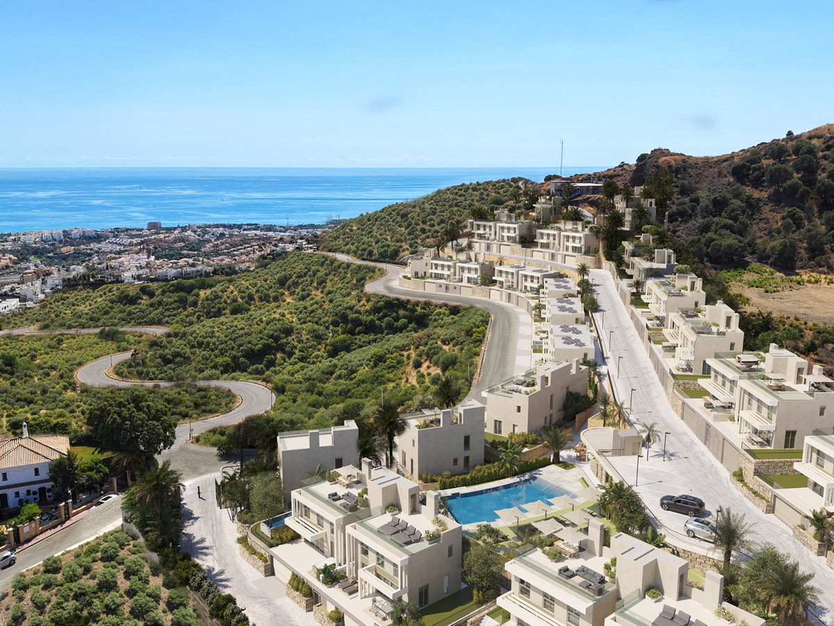 Villa de lujo en Mijas: vistas y confort., Espectacular villa de lujo en Mijas, Málaga. 4 dormitorios, vistas abiertas y diseño moderno. Cerca de la costa y con acceso a AP-7. ¡Su paraíso andaluz!