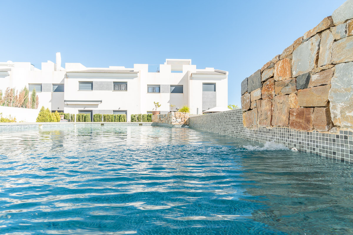 Lujo y vistas en Orihuela Costa., Vive el Mediterráneo en Los Balcones, Torrevieja. Villas de diseño con vistas a la Laguna Rosa y playas. ¡Tu casa soñada en Alicante!
