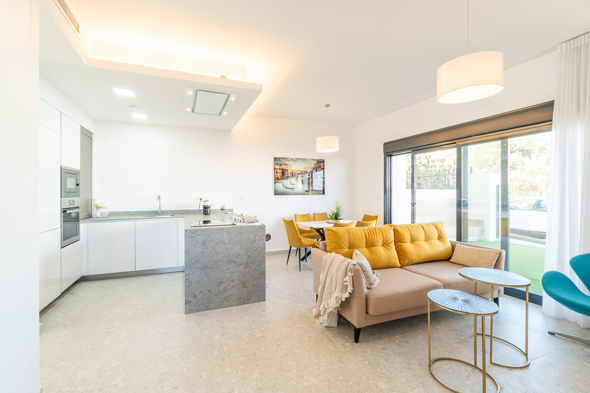 Lujo y vistas en Orihuela Costa., Vive el Mediterráneo en Los Balcones, Torrevieja. Villas de diseño con vistas a la Laguna Rosa y playas. ¡Tu casa soñada en Alicante!
