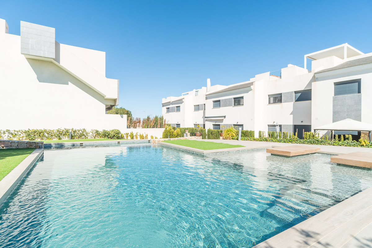 Lujo y vistas en Orihuela Costa., Vive el Mediterráneo en Los Balcones, Torrevieja. Villas de diseño con vistas a la Laguna Rosa y playas. ¡Tu casa soñada en Alicante!