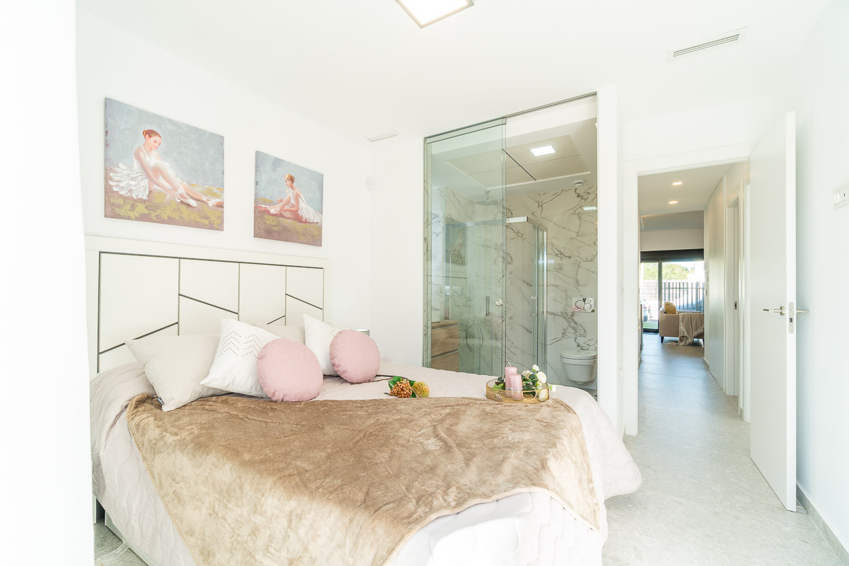 Lujo y vistas en Orihuela Costa., Vive el Mediterráneo en Los Balcones, Torrevieja. Villas de diseño con vistas a la Laguna Rosa y playas. ¡Tu casa soñada en Alicante!
