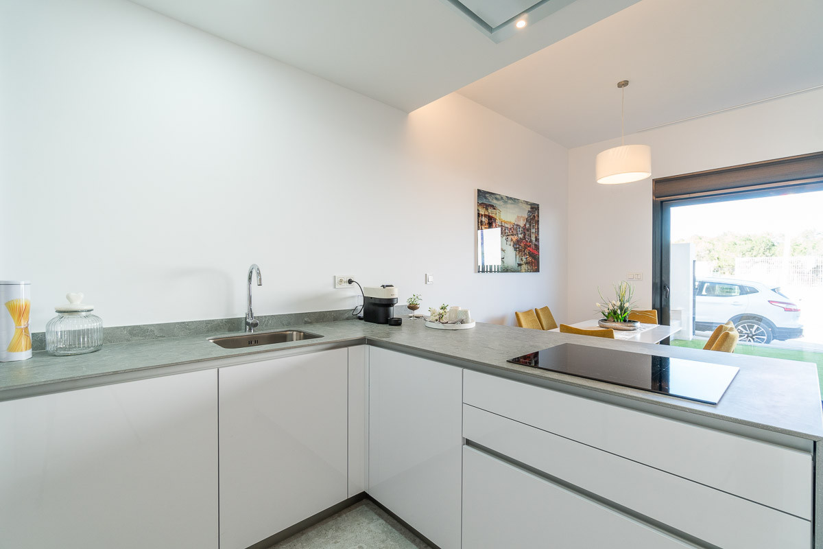 Lujo y vistas en Orihuela Costa., Vive el Mediterráneo en Los Balcones, Torrevieja. Villas de diseño con vistas a la Laguna Rosa y playas. ¡Tu casa soñada en Alicante!