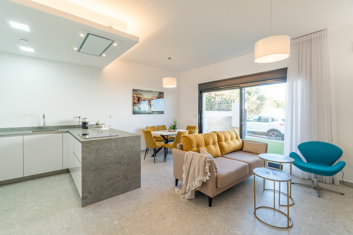 Lujo y vistas en Orihuela Costa., Vive el Mediterráneo en Los Balcones, Torrevieja. Villas de diseño con vistas a la Laguna Rosa y playas. ¡Tu casa soñada en Alicante!