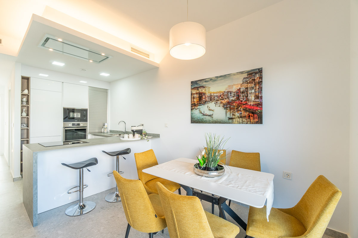 Lujo y vistas en Orihuela Costa., Vive el Mediterráneo en Los Balcones, Torrevieja. Villas de diseño con vistas a la Laguna Rosa y playas. ¡Tu casa soñada en Alicante!