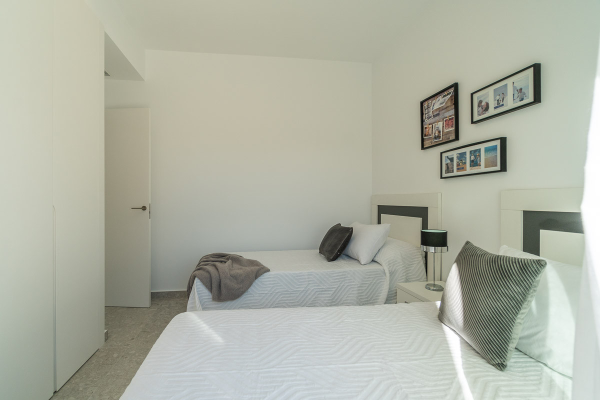 Lujo y vistas en Orihuela Costa., Vive el Mediterráneo en Los Balcones, Torrevieja. Villas de diseño con vistas a la Laguna Rosa y playas. ¡Tu casa soñada en Alicante!
