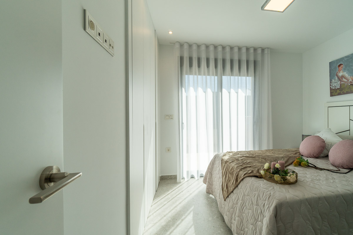 Lujo y vistas en Orihuela Costa., Vive el Mediterráneo en Los Balcones, Torrevieja. Villas de diseño con vistas a la Laguna Rosa y playas. ¡Tu casa soñada en Alicante!