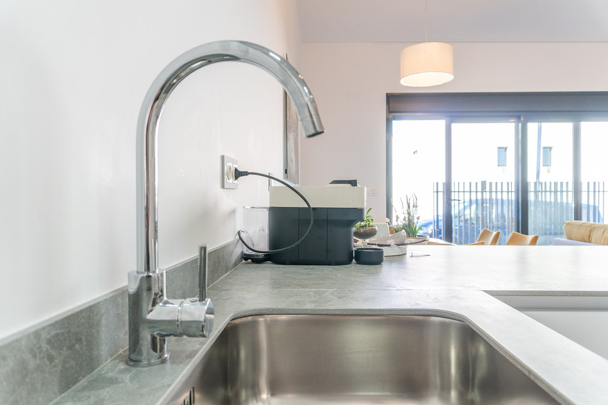 Lujo y vistas en Orihuela Costa., Vive el Mediterráneo en Los Balcones, Torrevieja. Villas de diseño con vistas a la Laguna Rosa y playas. ¡Tu casa soñada en Alicante!