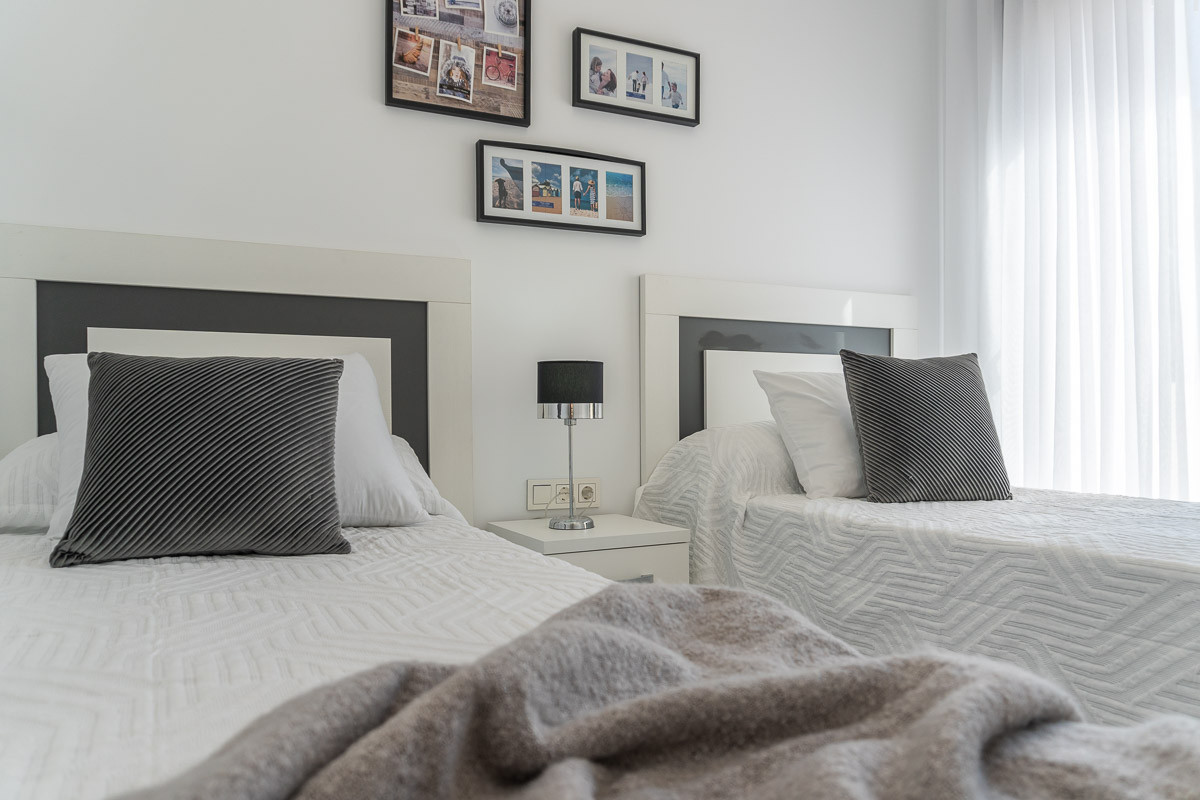 Lujo y vistas en Orihuela Costa., Vive el Mediterráneo en Los Balcones, Torrevieja. Villas de diseño con vistas a la Laguna Rosa y playas. ¡Tu casa soñada en Alicante!