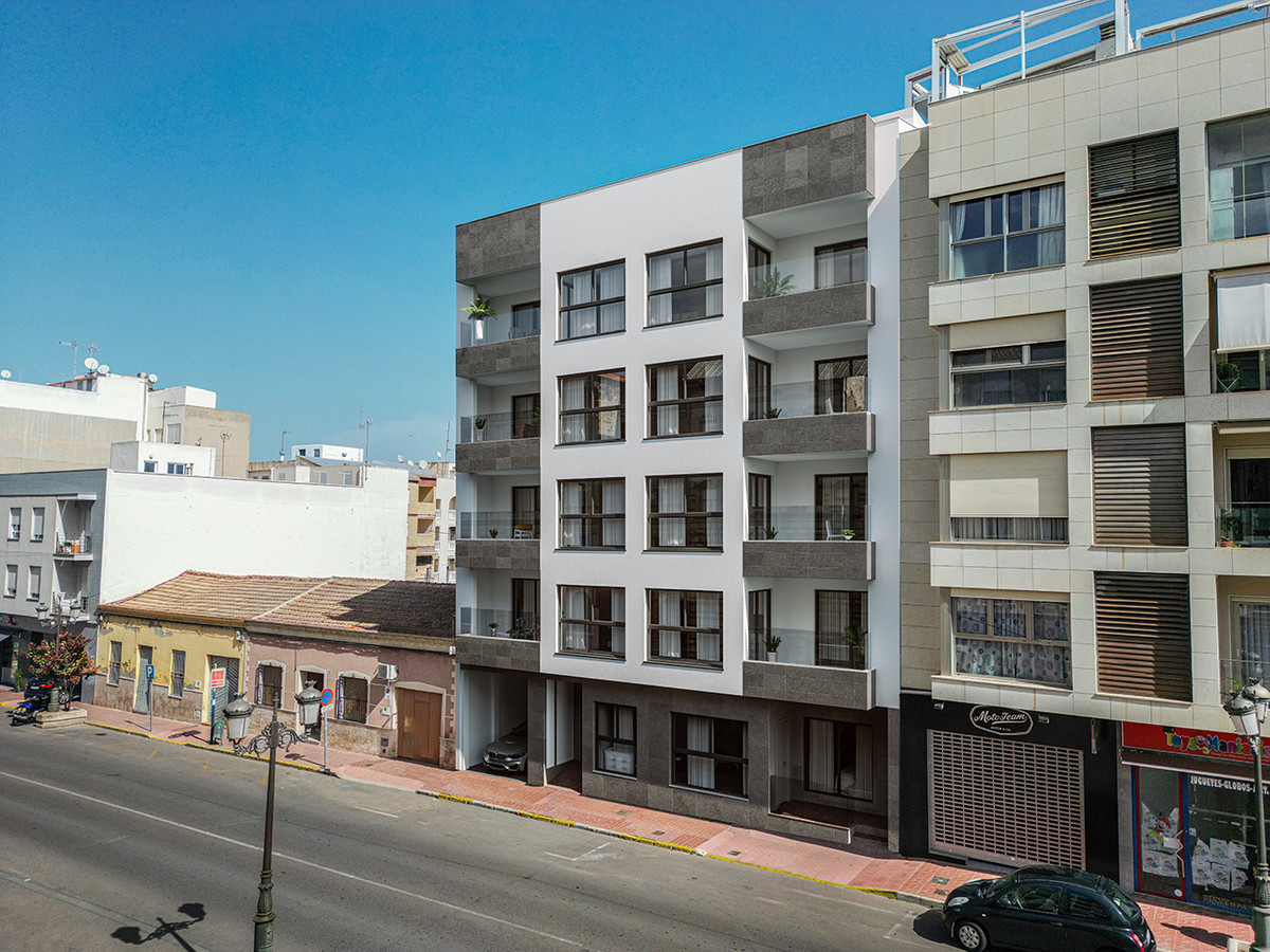 La casa de tus sueños en Guardamar: playa y centro de la ciudad., Apartamentos 2-3 dorm. en Guardamar, Alicante. Moderno complejo céntrico, cerca de la costa. Piscina, zonas verdes, parking. ¡Tu paraíso te espera!