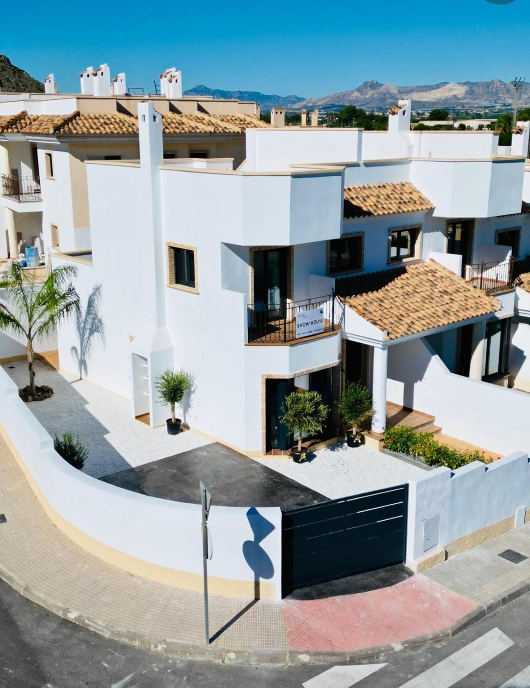 Villa de lujo en Cox: ¡Tu oasis en Alicante!, Chalet adosado en Cox, Alicante. Diseño moderno, alta eficiencia energética y piscina comunitaria. ¡Tu hogar ideal en la Costa Blanca!