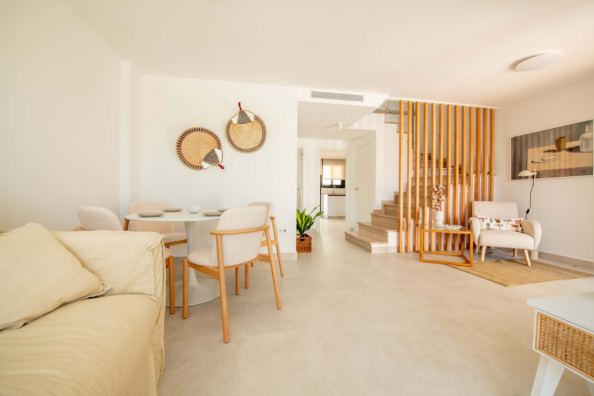 Villa de lujo en Cox: ¡Tu oasis en Alicante!, Chalet adosado en Cox, Alicante. Diseño moderno, alta eficiencia energética y piscina comunitaria. ¡Tu hogar ideal en la Costa Blanca!