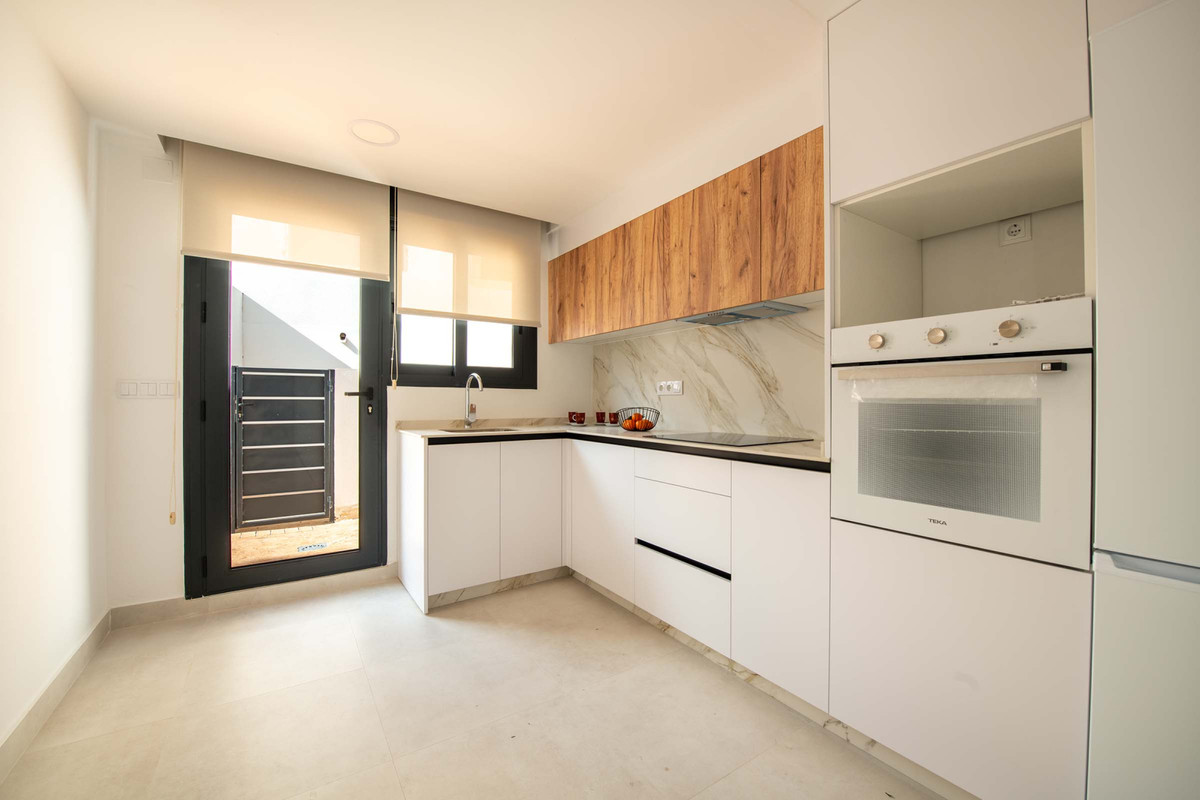 Villa de lujo en Cox: ¡Tu oasis en Alicante!, Chalet adosado en Cox, Alicante. Diseño moderno, alta eficiencia energética y piscina comunitaria. ¡Tu hogar ideal en la Costa Blanca!