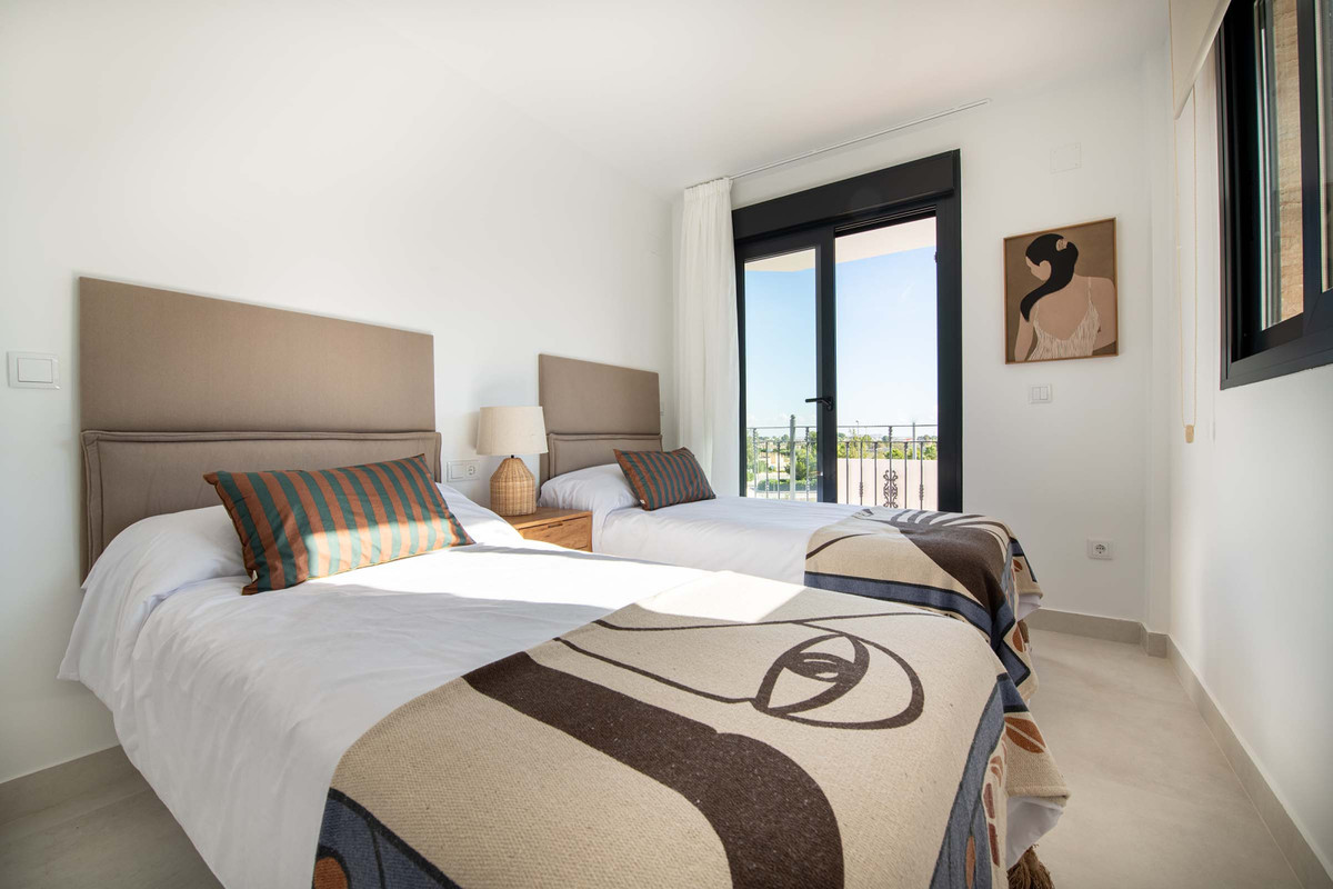 Villa de lujo en Cox: ¡Tu oasis en Alicante!, Chalet adosado en Cox, Alicante. Diseño moderno, alta eficiencia energética y piscina comunitaria. ¡Tu hogar ideal en la Costa Blanca!