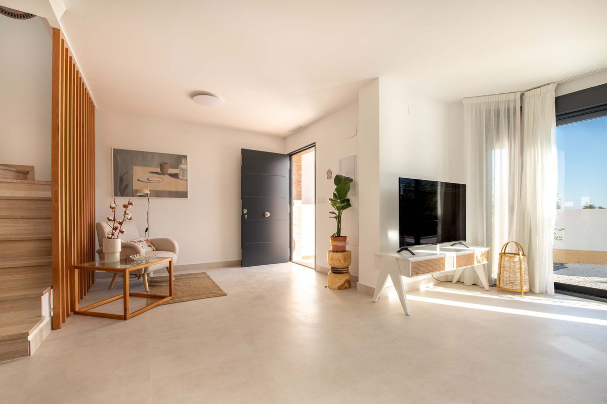 Villa de lujo en Cox: ¡Tu oasis en Alicante!, Chalet adosado en Cox, Alicante. Diseño moderno, alta eficiencia energética y piscina comunitaria. ¡Tu hogar ideal en la Costa Blanca!