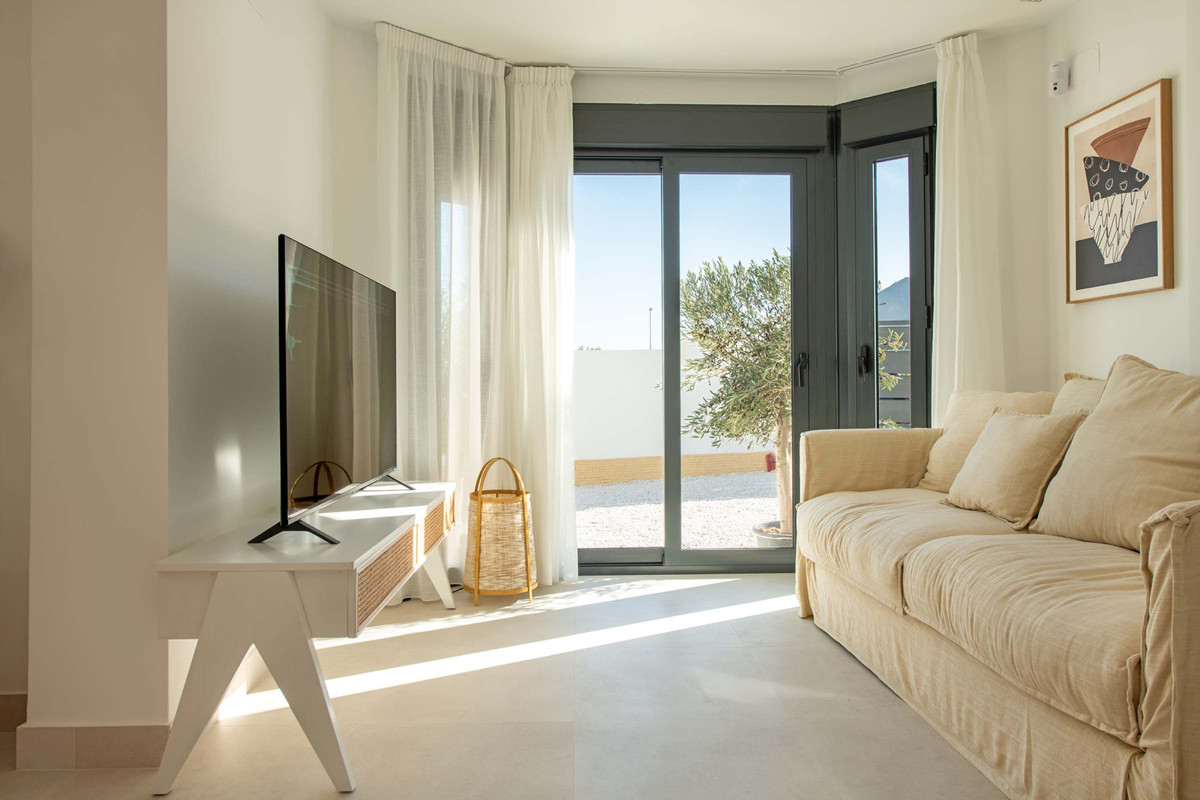 Villa de lujo en Cox: ¡Tu oasis en Alicante!, Chalet adosado en Cox, Alicante. Diseño moderno, alta eficiencia energética y piscina comunitaria. ¡Tu hogar ideal en la Costa Blanca!