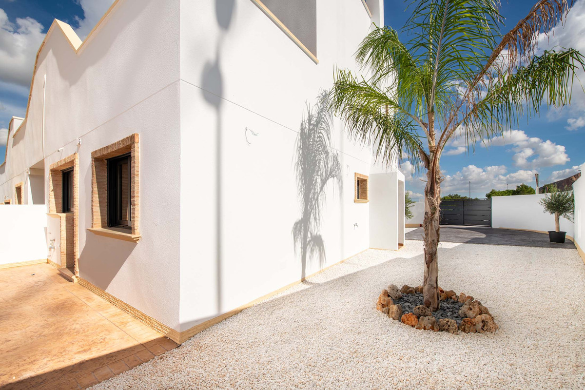 Villa de lujo en Cox: ¡Tu oasis en Alicante!, Chalet adosado en Cox, Alicante. Diseño moderno, alta eficiencia energética y piscina comunitaria. ¡Tu hogar ideal en la Costa Blanca!