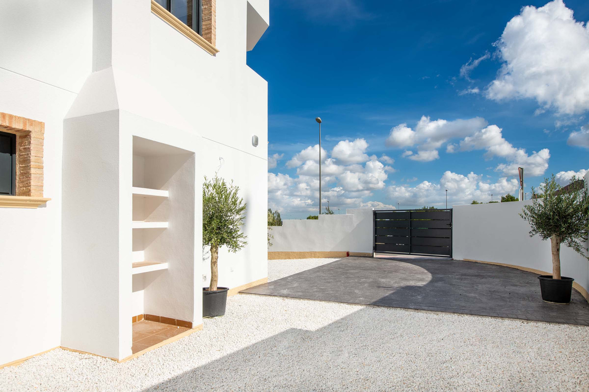 Villa de lujo en Cox: ¡Tu oasis en Alicante!, Chalet adosado en Cox, Alicante. Diseño moderno, alta eficiencia energética y piscina comunitaria. ¡Tu hogar ideal en la Costa Blanca!