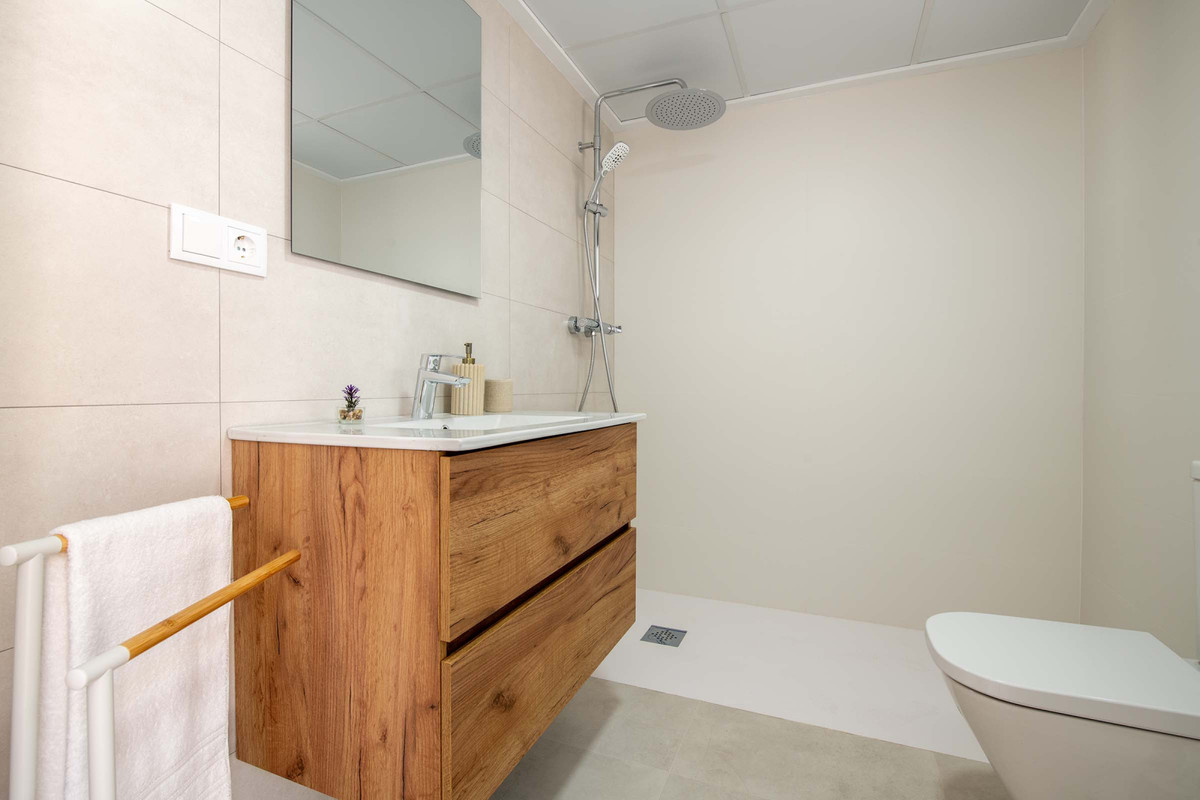 Villa de lujo en Cox: ¡Tu oasis en Alicante!, Chalet adosado en Cox, Alicante. Diseño moderno, alta eficiencia energética y piscina comunitaria. ¡Tu hogar ideal en la Costa Blanca!