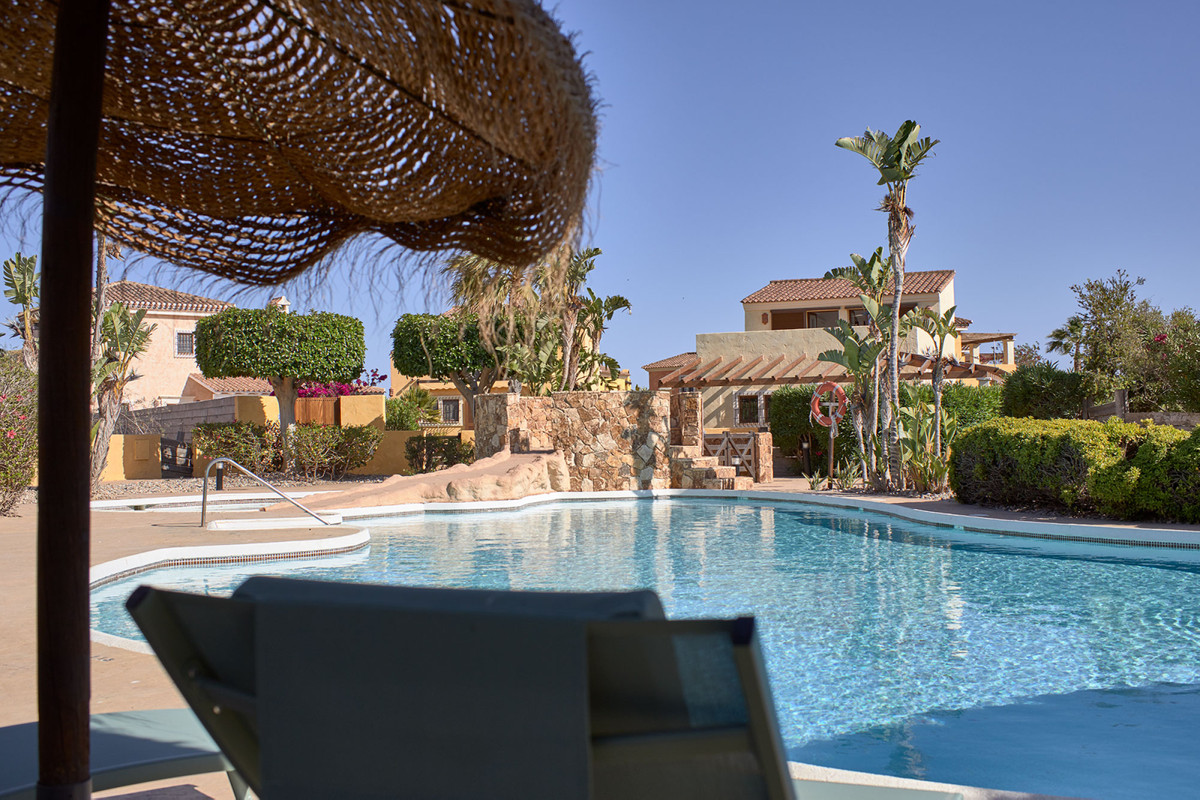 Villa de lujo en Desert Springs, Almería, Villa de lujo 4 dormitorios en Desert Springs, Almería. Vistas al golf, jardines privados, piscinas. Acabados premium. ¡Exclusividad y confort!